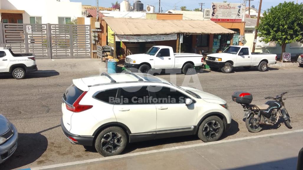 Denuncian a persona que acapara estacionamiento frente al IMSS