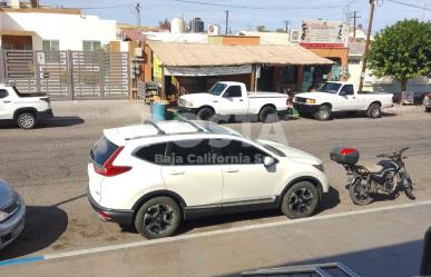 Denuncian a persona que acapara estacionamiento frente al IMSS