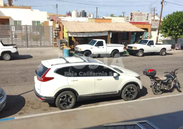 Denuncian a persona que acapara estacionamiento frente al IMSS