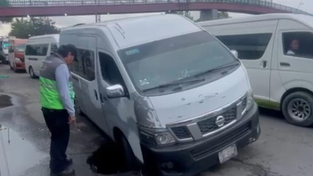 Aparece socavón en Iztacalco y cae una Urvan de transporte público