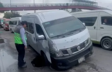 Aparece socavón en Iztacalco y cae una Urvan de transporte público