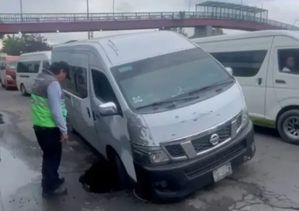 Aparece socavón en Iztacalco y cae una Urvan de transporte público