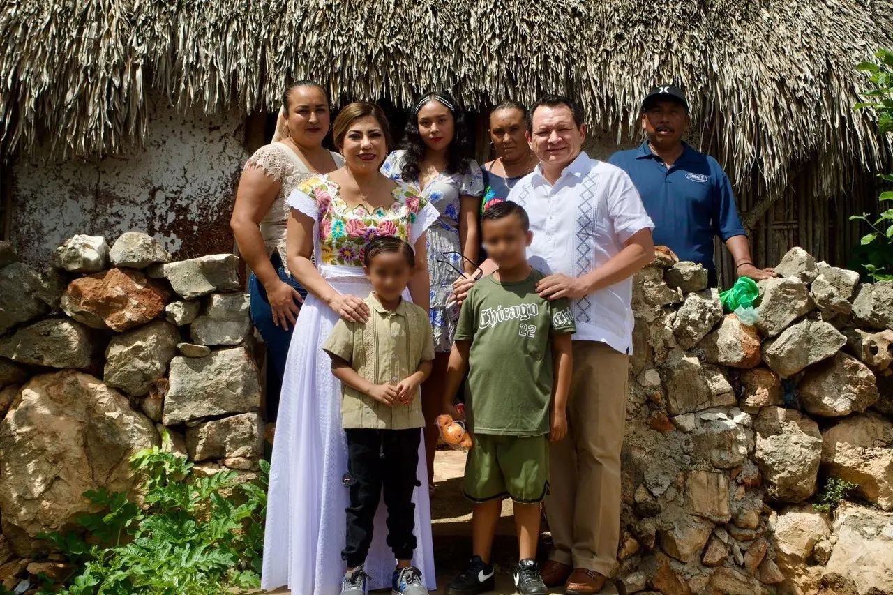 Joaquín Díaz Mena, junto a su esposa y la familia Hoil Ávila en Xul, Oxkutzcab. Foto: Cortesía