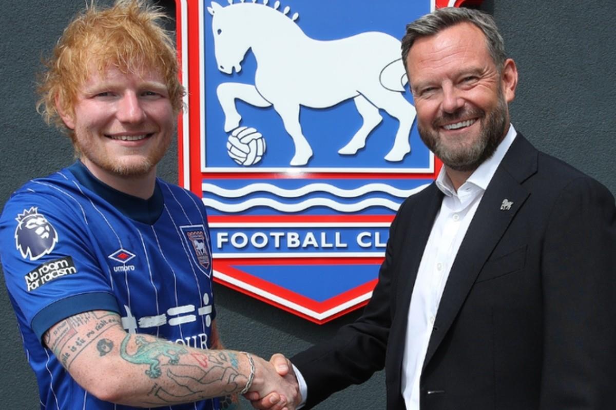 Ed Sheeran junto a Mark Ashton, uno de los propietarios de Ipswich Town Foto: X(Twitter) @IpswichTown