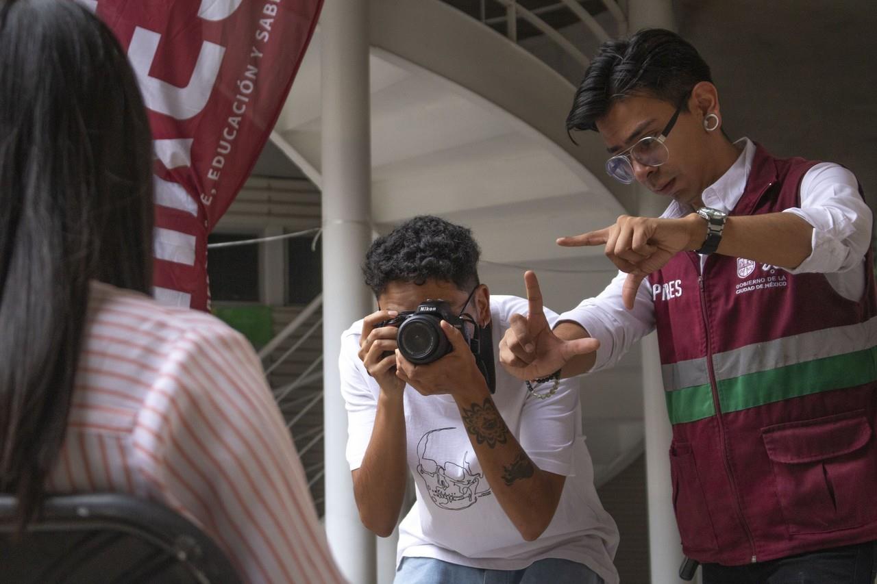 Clases de fotografía en PILARES.   Foto: @CdmxPilares