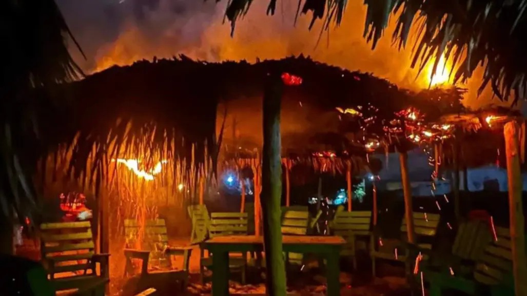 Incendio en Playa Miramar, se queman palapas