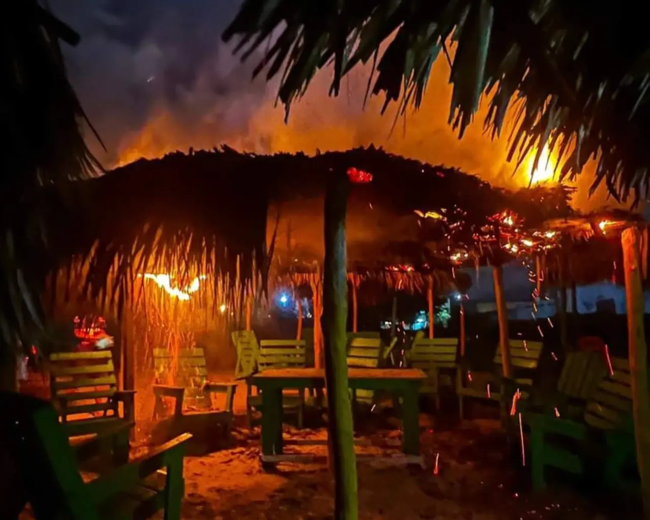 La noche del pasado domingo, un incendio alarmante se desató en las palapas de Playa Miramar, uno de los destinos turísticos más populares de Ciudad Madero. Foto: Redes sociales