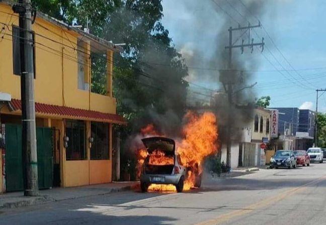 Voraz incendio arrasa con un automóvil y su conductor se salva