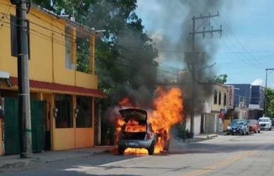 Voraz incendio arrasa con un automóvil y su conductor se salva