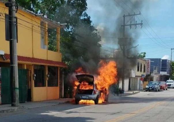 Voraz incendio arrasa con un automóvil y su conductor se salva