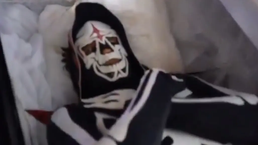 La Parka reaparece dentro de un ataúd en Triplemania 32 y causa indignación