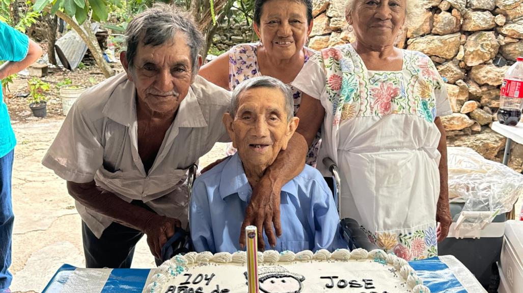 Don José Librado celebra sus 104 años de vida con su familia