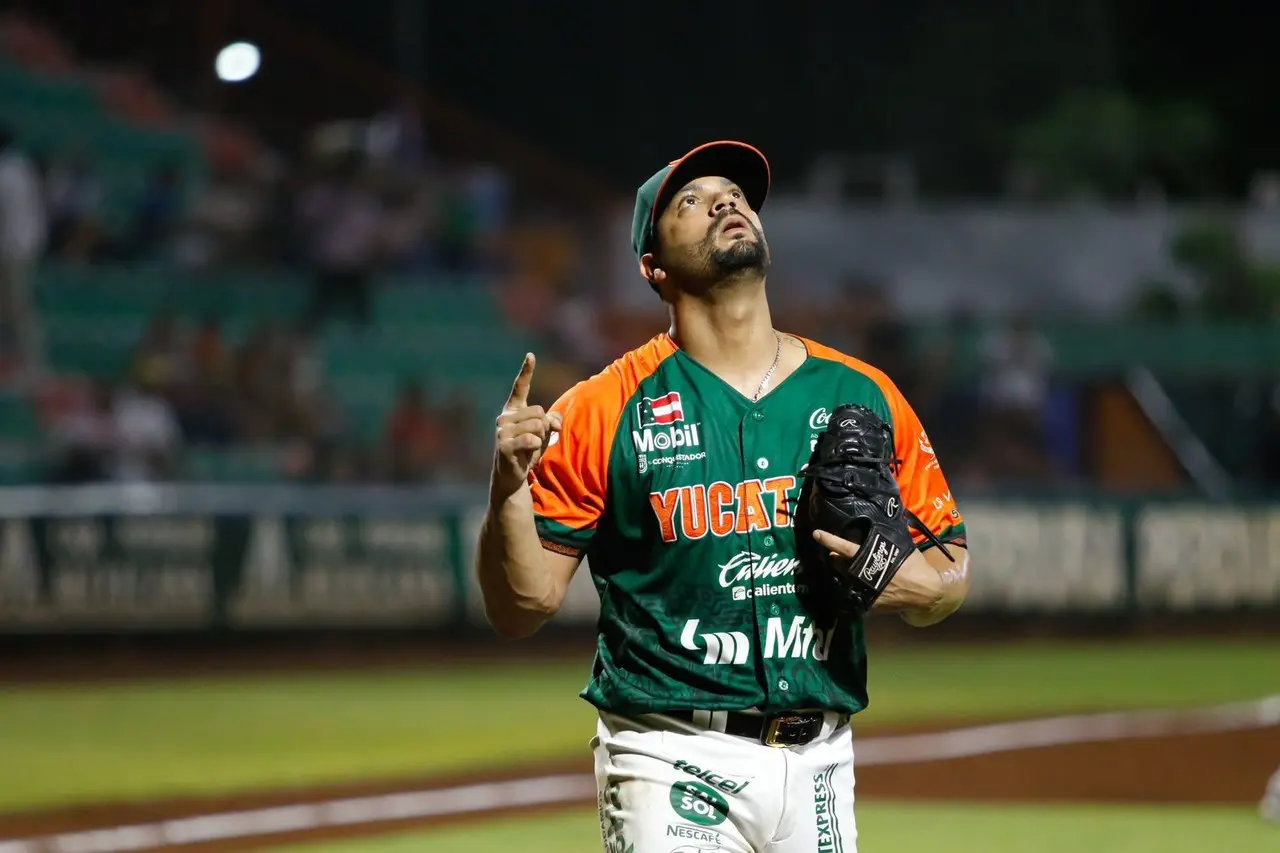 Los pitchers de los Leones de Yucatán, el  cubano Elián Leyva y el dominicano Lisandro Santos, fueron sancionados por actitud antideportiva ante los Diablos.- Foto de archivo