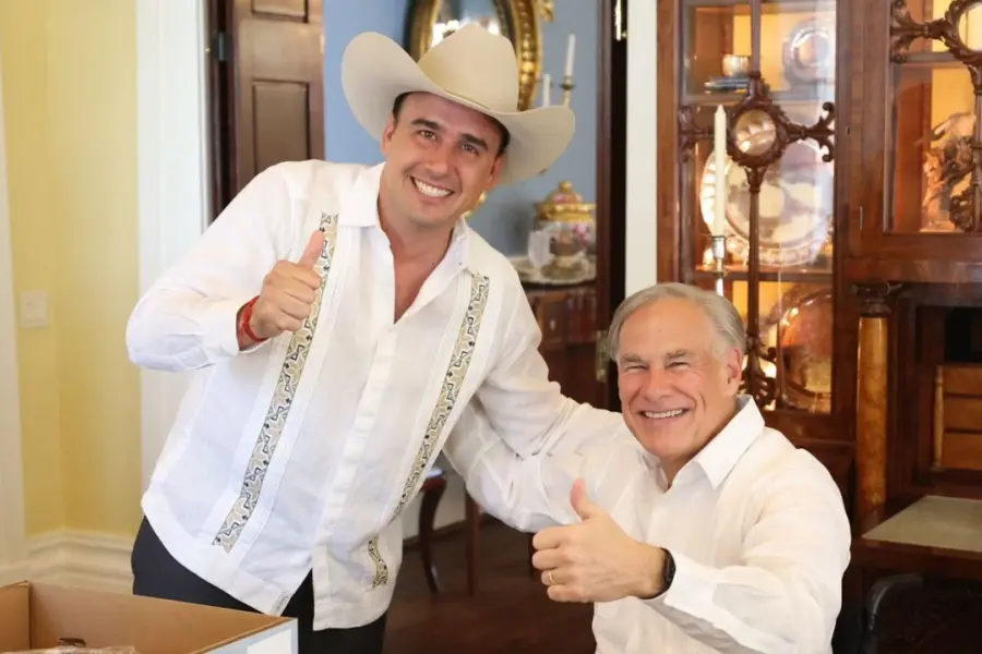 Gracias por mi sombrero, dice Manolo Jiménez a gobernador de Texas en visita