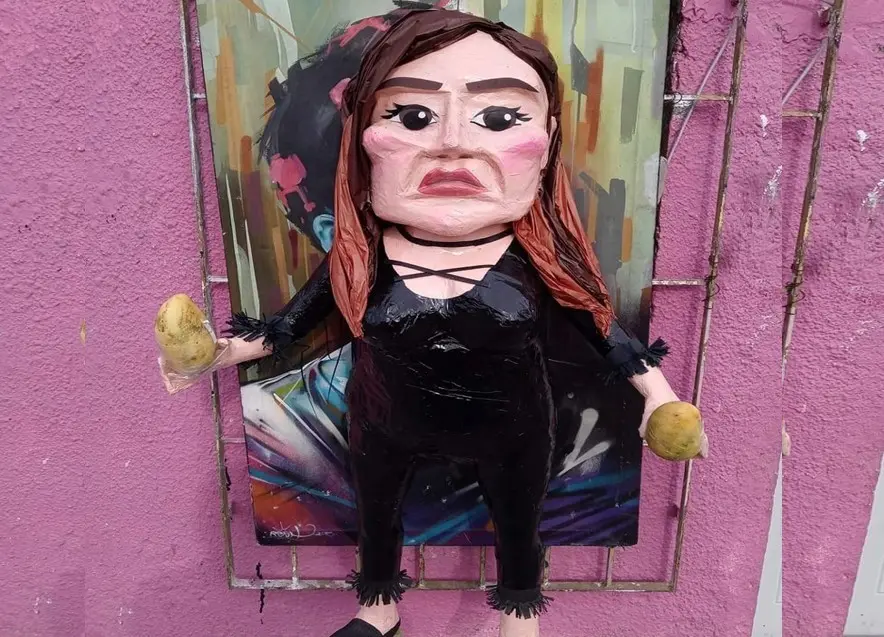 Lanzan piñata de Mariana, el personaje menos querido de LCDLFM