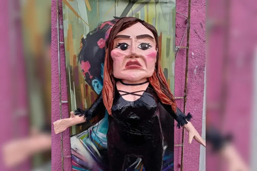 Lo volvieron a hacer: lanzan piñata de Mariana Echeverría