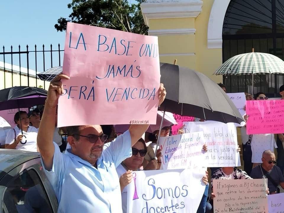 Maestros marcharon la mañana de este lunes hacia Palacio de Gobierno para manifestar su inconformidad por una denuncia del SNTE contra 13 docentes.- Foto de redes sociales