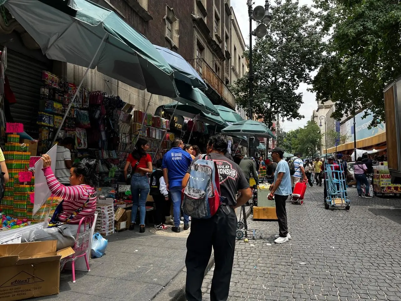 Calle de venta de útiles en CDMX. Foto: Iván Macias