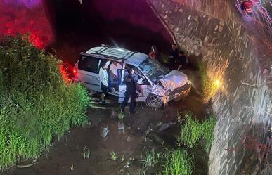 Jovencitos acaban con golpes leves en el fondo de un canal