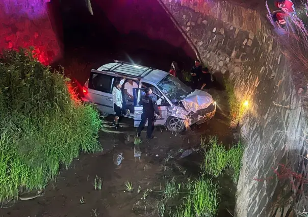 Jovencitos acaban con golpes leves en el fondo de un canal