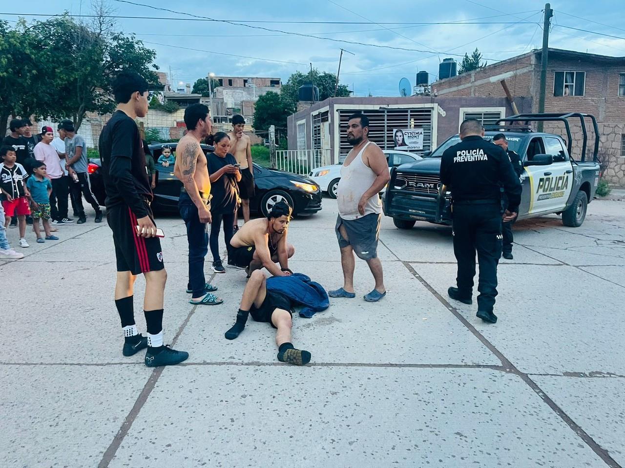 Joven cae de vehículo en movimiento, se golpea en rostro y cráneo. Foto: Especial.