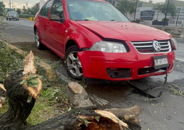 Taxista choca a dos jóvenes que se impactan contra árbol en Iztacalco y huye