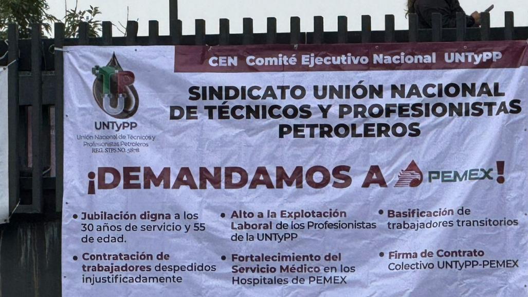 Bloquean sindicalizados de Pemex exigiendo cumplimiento de sus demandas