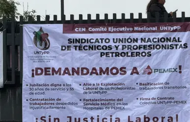 Bloquean sindicalizados de Pemex exigiendo cumplimiento de sus demandas