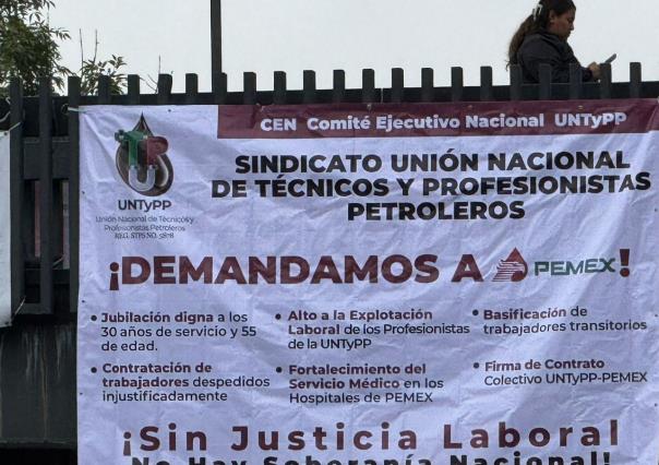 Bloquean sindicalizados de Pemex exigiendo cumplimiento de sus demandas