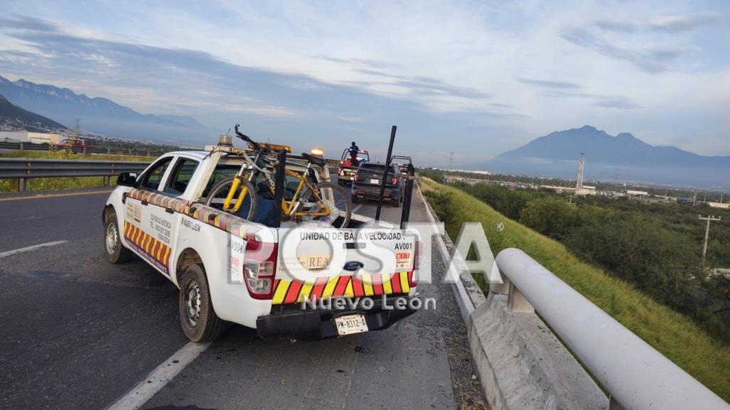 Muere motociclista tras ser arrollado en Escobedo