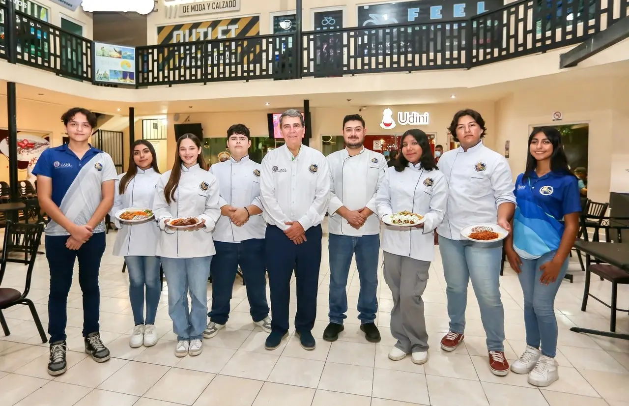 Alumnos de la Preparatoria 20 de la UANL con platillos que preparan. Foto: UANL