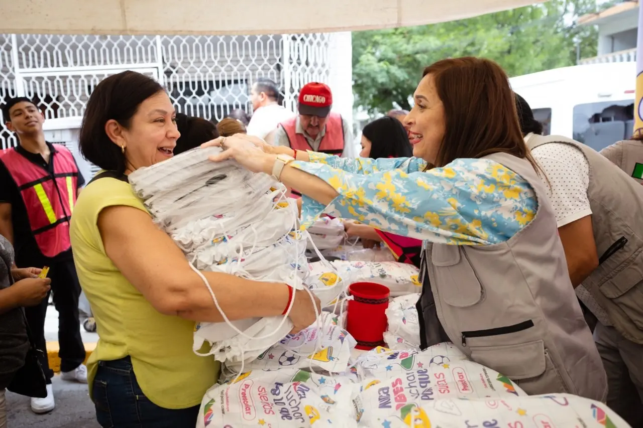 La alcaldesa Cristina Díaz entregando útiles escolares. Foto: Gobierno de Guadalupe