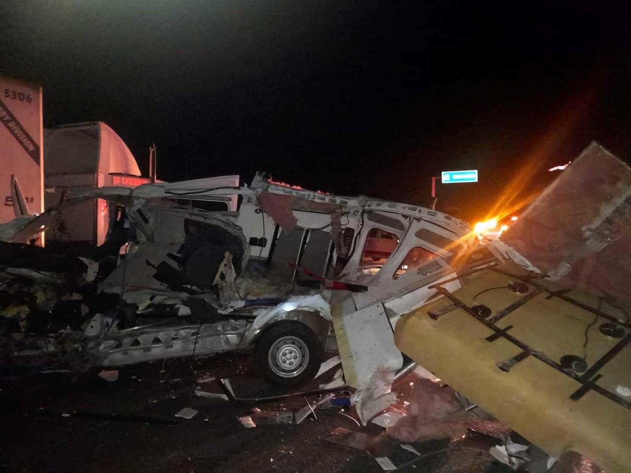 Un accidente fatal ocurrido en la madrugada de este martes en la Autopista Monterrey-Nuevo Laredo dejó un saldo de cuatro muertos y una persona herida. Foto: Redes sociales