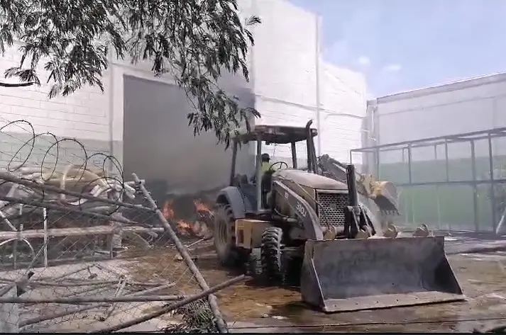 Evacúan a empleados por incendio en bodega industrial Mosaicos Rivero (VIDEO)