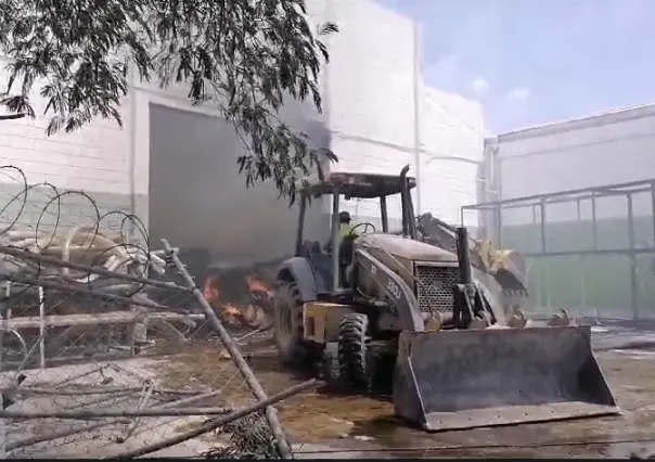 Evacúan a empleados por incendio en bodega industrial Mosaicos Rivero (VIDEO)