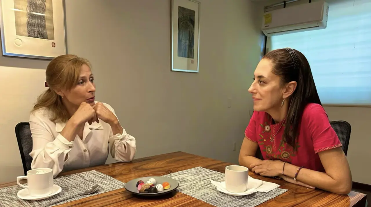 Tatiana Clouthier y Claudia Sheinbaum en una comida. Foto:@tatclouthier