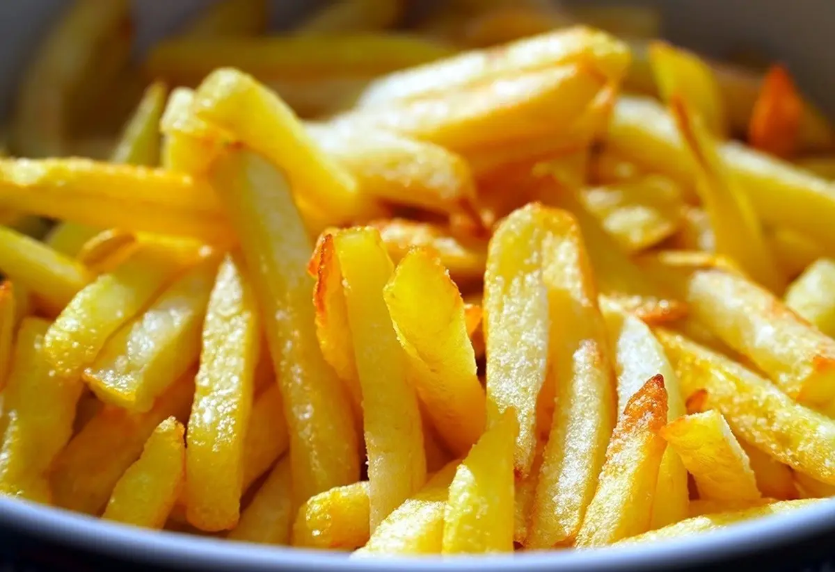 Las patatas fritas, también conocidas como papas fritas en algunos países, son un clásico de la gastronomía global. Foto: Vinómanos