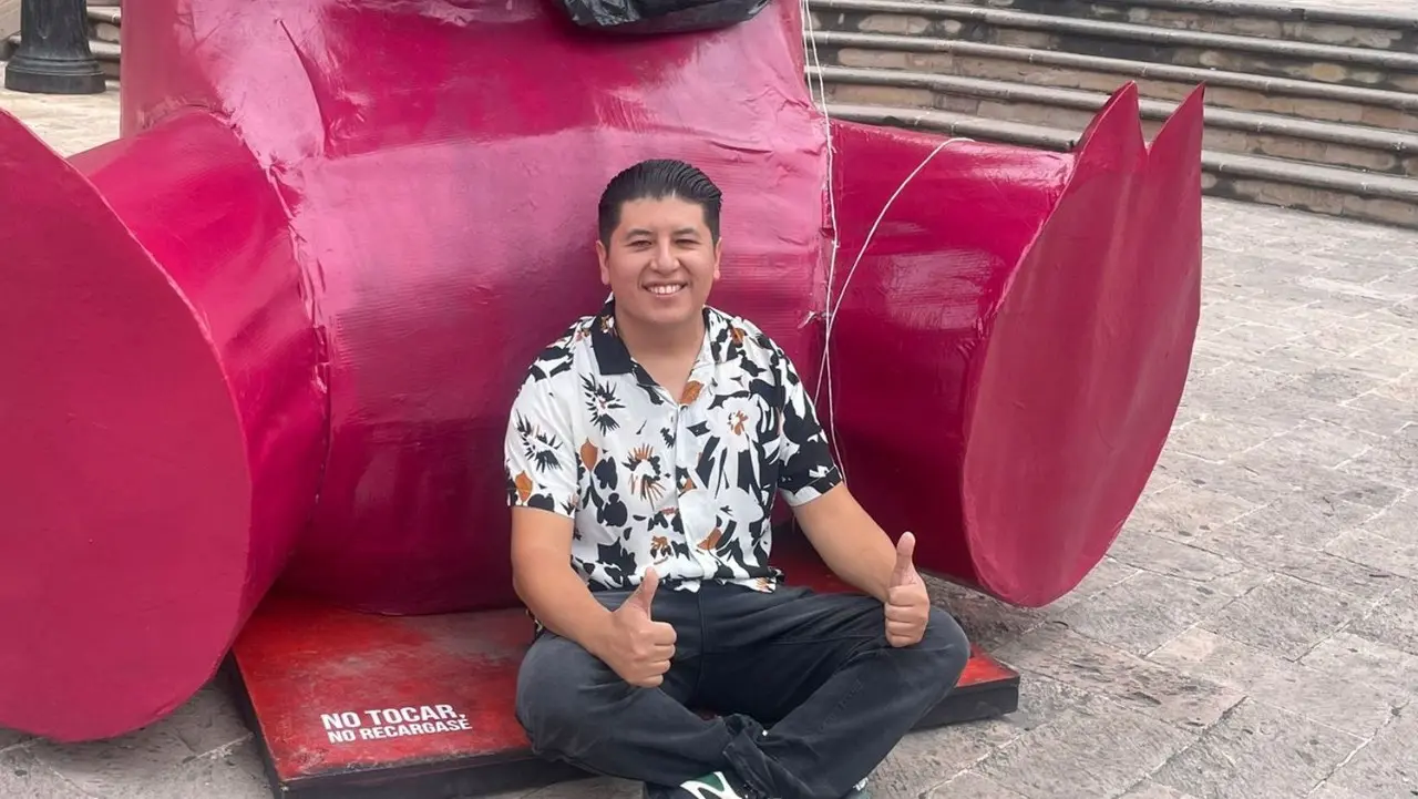 Francisco Leza junto a su escultura. (Fotografía: Leslie Delgado)