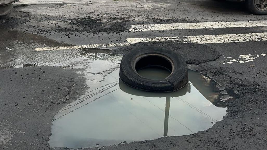 Vecinos padecen mal olor y daños a vialidades por fuga de aguas negras