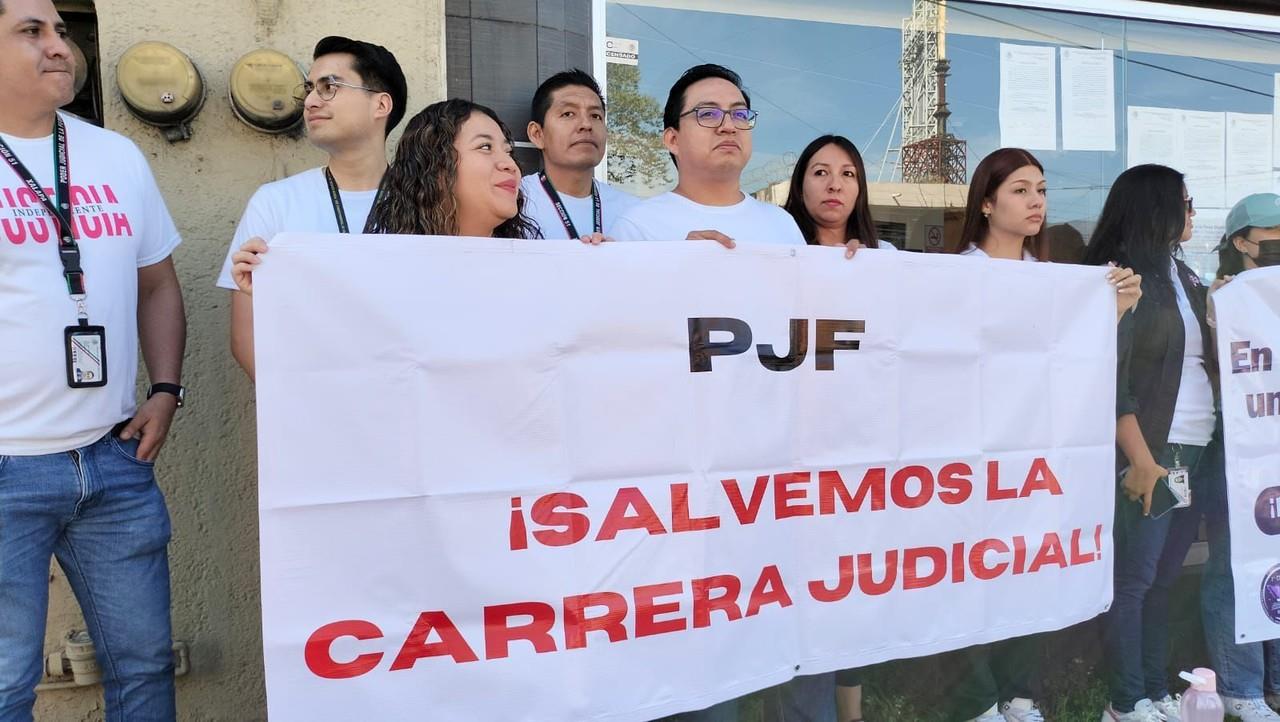 Trabajadores del Poder Judicial protestan afuera de las instalaciones. Foto: Rosalinda Morales