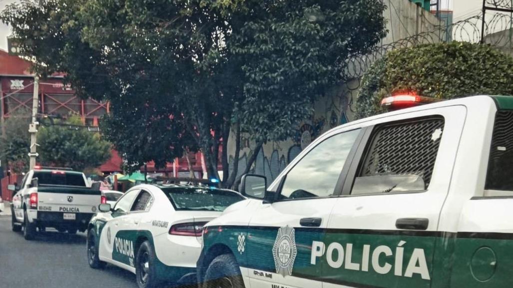 Auxilian policías de Torreón a conductor tras incendio de su vehículo