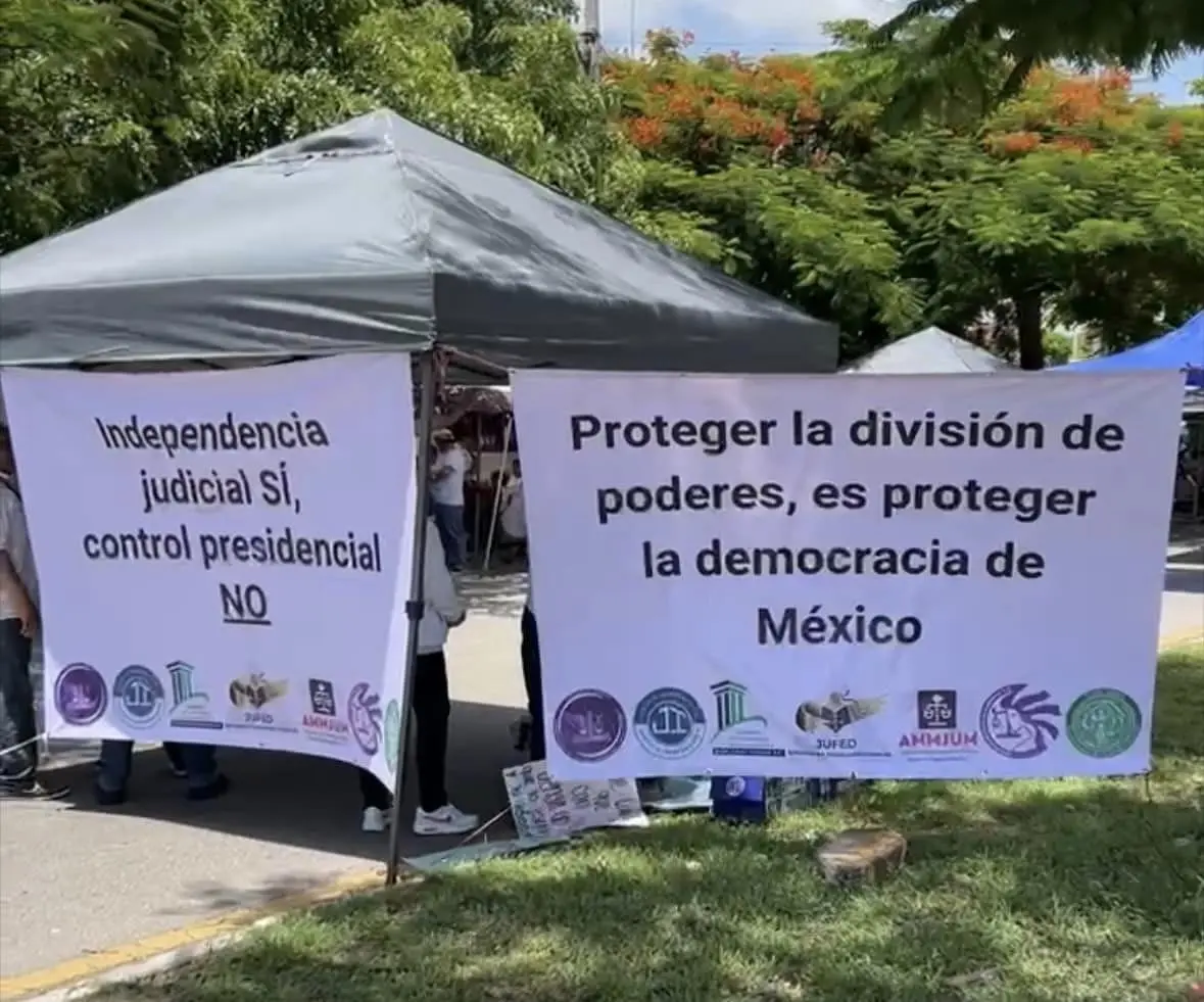 Trabajadores yucatecos de los juzgados federales montaron un campamento en la Avenida Itzáes ante la inconformidad por la Reforma Judicial presentada por el presidente.- Foto de redes sociales