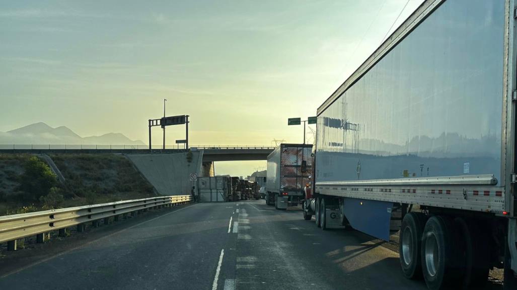 Volcadura de tráiler en la carretera Monterrey-Saltillo afecta circulación 