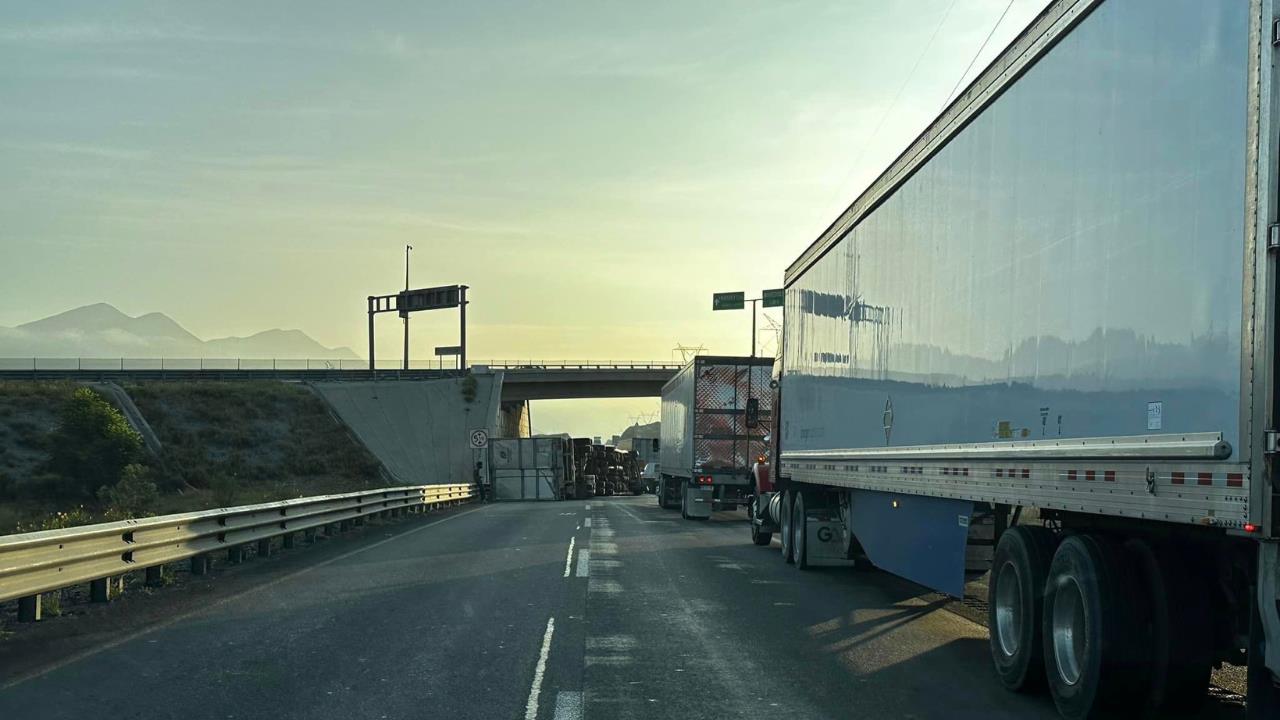 Volcadura de trailer afecta circulación en la Carretera Monterrey - Saltillo / Foto: Martika Lío