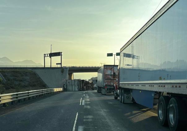 Volcadura de tráiler en la carretera Monterrey-Saltillo afecta circulación 