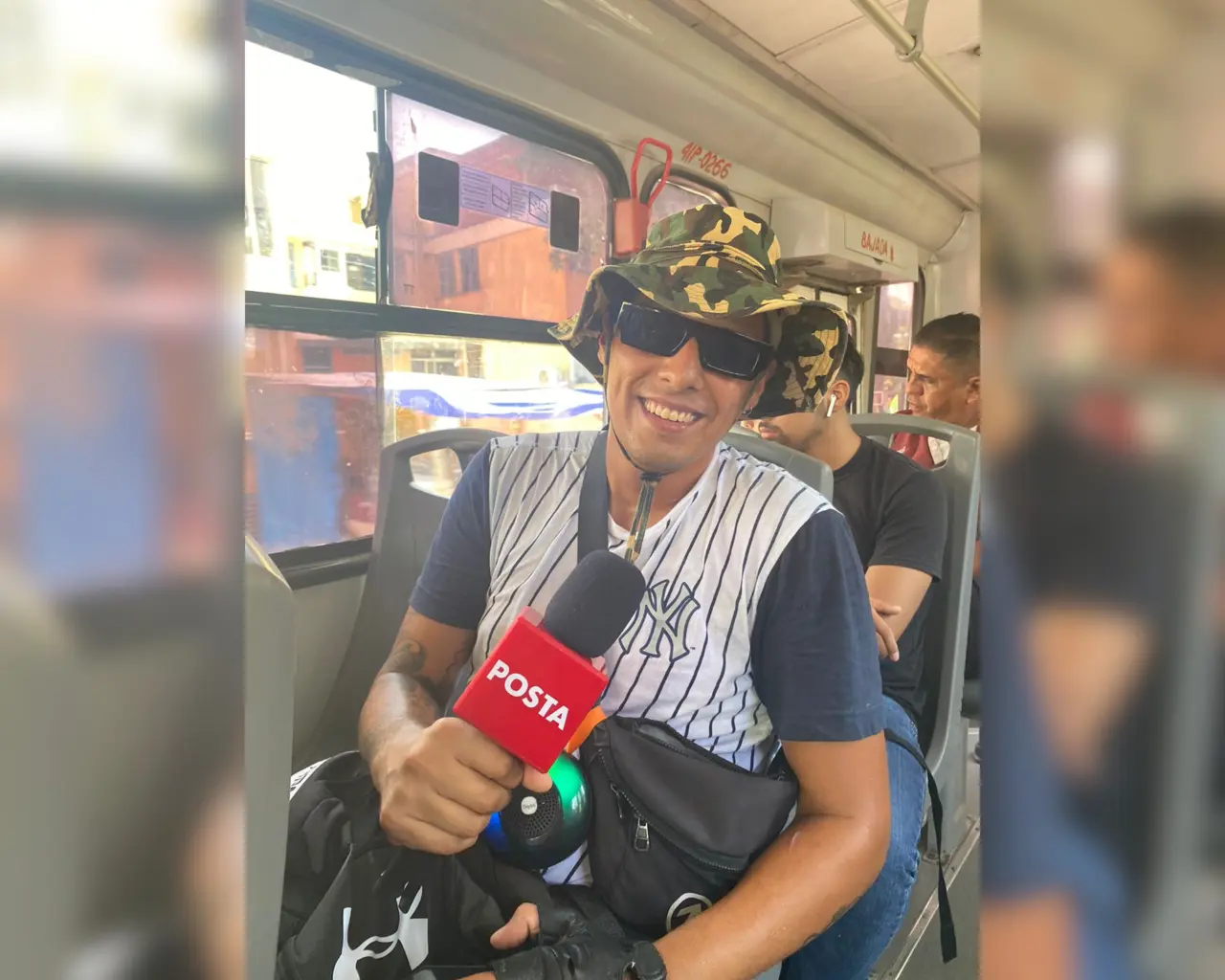 Walfre Vera tiene el sueño de ser conocido por sus rimas de freestyle en todo el mundo, por el momento los micros son su escenario y los pasajeros el público. Foto: Sanju Pineda