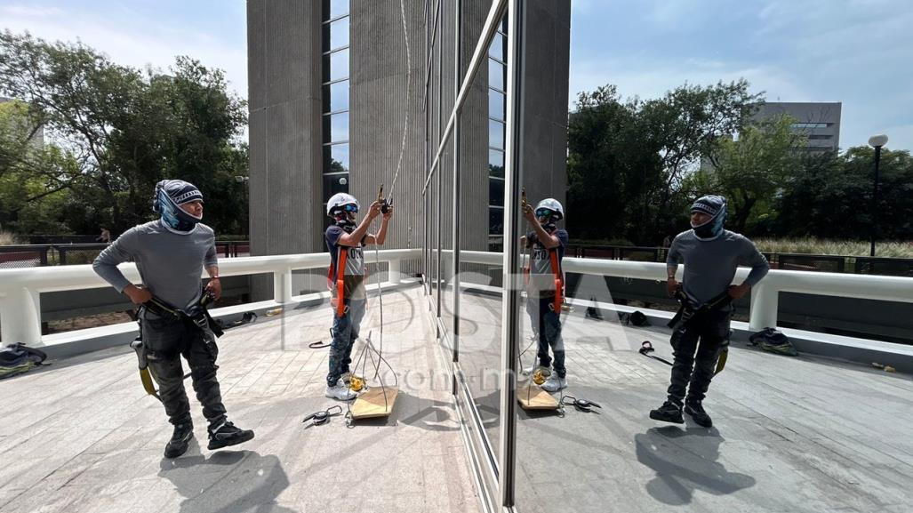 ¡Pasión en las alturas! Limpian ventanales de edificios en Monterrey