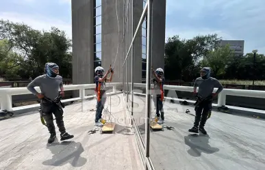 ¡Pasión en las alturas! Limpian ventanales de edificios en Monterrey