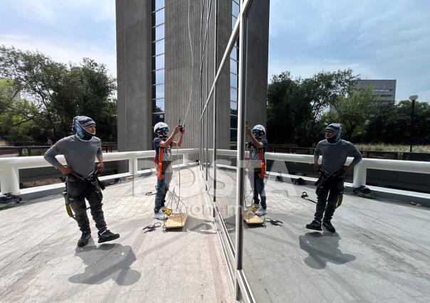 ¡Pasión en las alturas! Limpian ventanales de edificios en Monterrey