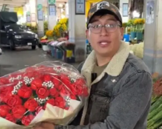 Tiktoker El Crilo con el ramo buchón para su novia. Foto: Infobae.